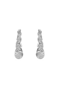 Boucles d'oreilles en argent torsadées en forme de goutte présentant une surface lisse et réfléchissante avec un design de boucles complexe. Aucun embellissement supplémentaire noté.