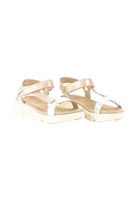 Sandalias con tiras que presentan correas metálicas en rosa dorado y plateado, plantilla contorneada en color beige y suelas gruesas en blanco para mayor comodidad.