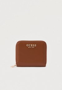 Portafoglio GUESS marrone con logo dorato e chiusura con cerniera su sfondo bianco.