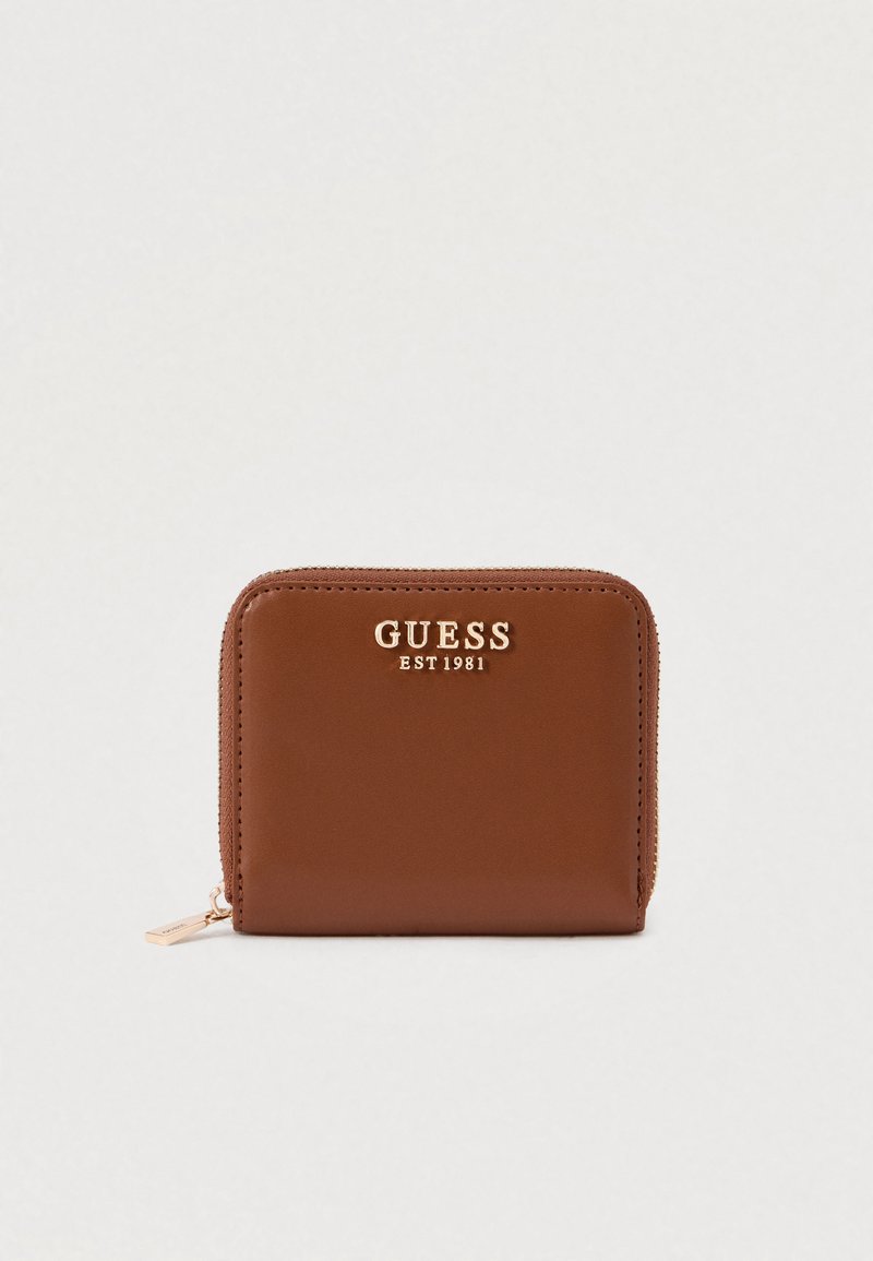 Portafoglio GUESS marrone con logo dorato e chiusura con cerniera su sfondo bianco.