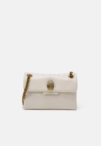 Borsa bianca texturizzata con tracolla in catena dorata, dotata di un fermo dorato a forma di conchiglia e una leggera lucentezza iridescente.