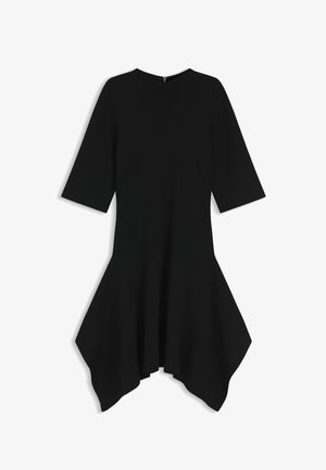 Robe noire arrivant aux genoux avec manches trois-quarts et ourlet asymétrique en forme de mouchoir, fermeture éclair au dos.