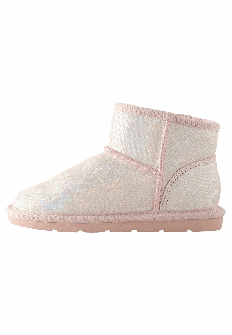 Pantofole rosa chiaro alla caviglia con tomaia in tessuto morbido e suola piatta in gomma, progettate per l'uso interno e il comfort.