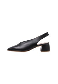 Zapato de piel negra tipo slingback con puntera afilada, tacón bajo y textura suave. Presenta un diseño sencillo con detalles minimalistas.