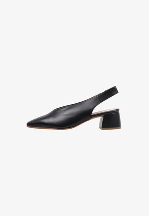 Chaussure slingback en cuir noir avec un bout pointu, un petit talon carré et une texture lisse. Présente un design simple avec des détails minimalistes.