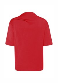 Rode kortekoumen shirt met kraag, gemaakt van zachte stof. Heeft een losse pasvorm en een eenvoudig ontwerp, zonder versieringen of patronen.