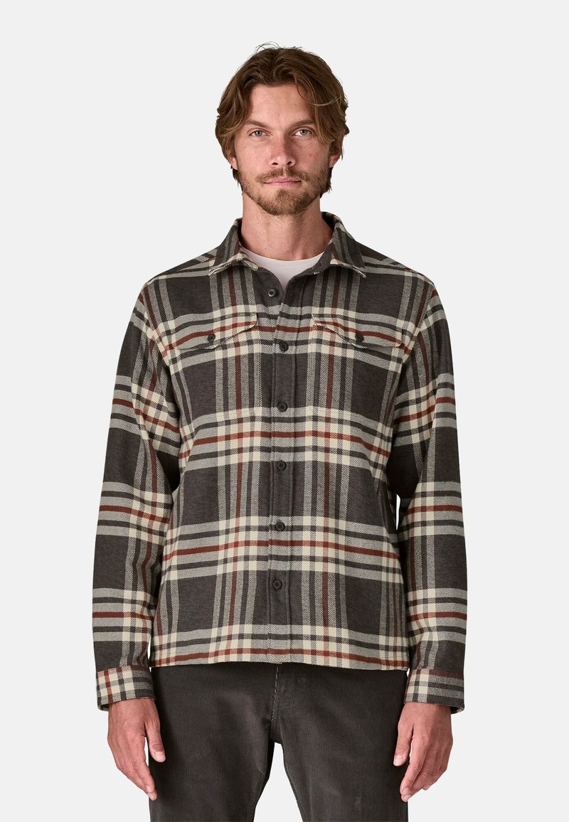 Camicia di flanella a quadri in grigio scuro, crema e bordeaux. Presenta una chiusura con bottoni frontale, colletto a punta e maniche lunghe con dettagli ai polsini.