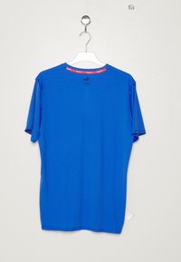 Modré tričko s krátkým rukávem a kulatým výstřihem, vyrobené z texturované látky s kontrastním červeným lemem a textem "RUN".