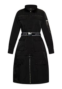 Palton lung, negru, cu mâneci lungi, închidere cu fermoar, umeri cu ținte, buzunare frontale mari și o centură „LOVE”. Textură netedă, design inspirat din stilul militar.