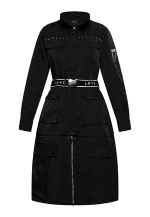 Manteau noir à manches longues avec fermeture éclair, épaules cloutées, grandes poches avant et une ceinture « LOVE ». Texture lisse, design inspiré de l'armée.