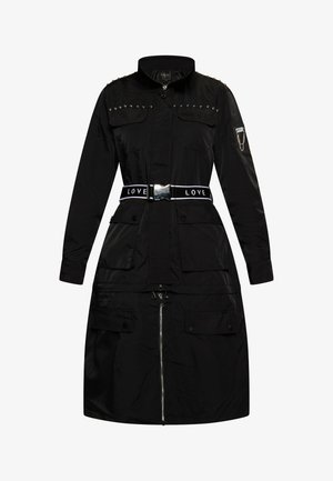 Zwarte, lange mouwen jas met een ritsclosure, gesteunde schouders, grote voorkruiszakken en een "LOVE" riem. Glad textuur, militair geïnspireerd ontwerp.
