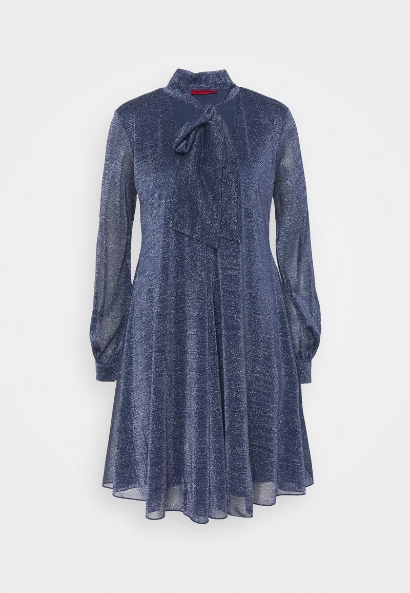 Robe bleu marine en tissu transparent et pailleté avec un col noué et de longues manches bouffantes, présentant une silhouette évasée.