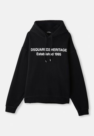 Un hoodie en polaire noir avec un texte graphique blanc central indiquant "DSQUARED2 HERITAGE Établi en 1995." Il comprend une poche avant et un capuche avec cordon.