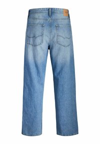 Lysblå denim jeans med lige ben-design, der har to baglommer og et lædermærke på taljebåndet.