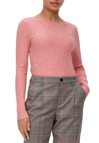 Helles rosa, geripptes Longsleeve-Oberteil, kombiniert mit grauen Karohosen mit orangefarbenen Akzenten und seitlichen Taschen, entworfen für eine taillierte Silhouette.