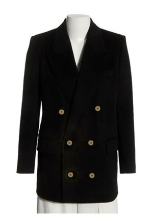 Blazer negro cruzado con seis botones dorados sobre un torso de maniquí blanco contra un fondo blanco.