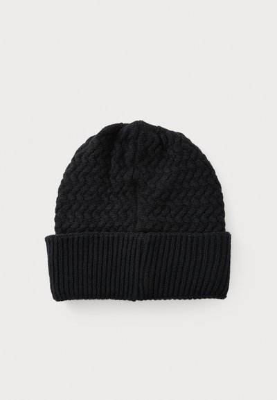 Căciulă tricotată neagră cu un model texturat și o margine livrată. Partea de sus este strânsă cu un efect de conic.