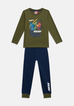 Børns to-delte outfit med olivengrøn langærmet top med tre Lego Ninjago-figurer og marineblå bukser med Ninjago-tekst.