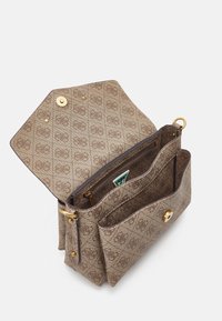 Sac en bandoulière en tissu marron à motifs, avec des détails en doré, comportant un compartiment principal, une poche zippée et plusieurs sections internes.