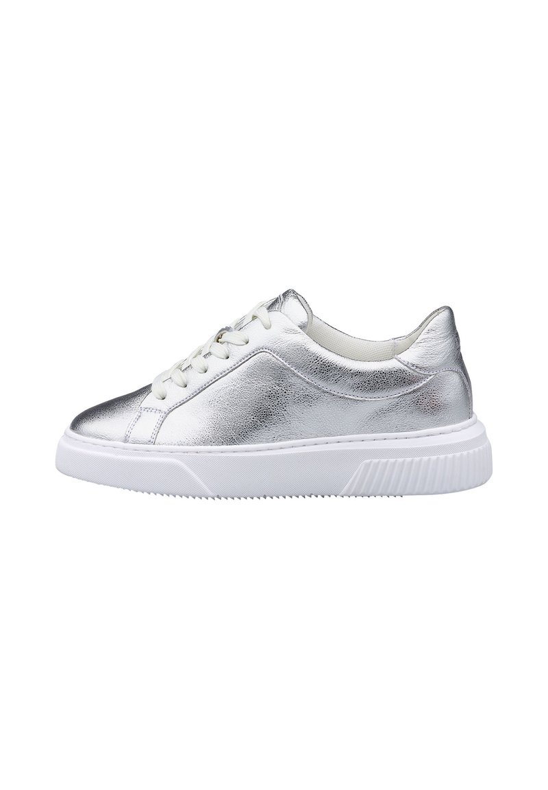 Silberne metallische Sneakers mit glatter Textur, weißer Gummisohle und klassischem Schnürdesign. Mit gepolsterter Ferse und Zunge.