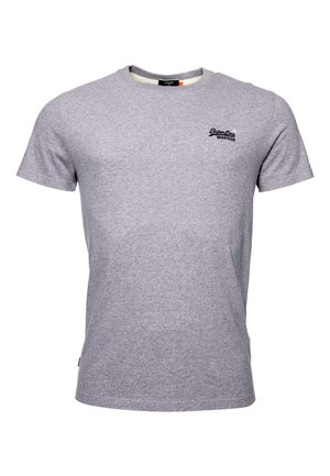 Jasnoszara koszulka z krótkim rękawem i okrągłym dekoltem, z małym czarnym logo "Superdry" na lewej piersi.