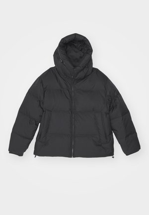 Giacca a vento nera, con cappuccio, chiusura con zip frontale, grandi sezioni imbottite in piuma e due tasche frontali, dal design liscio e leggero.