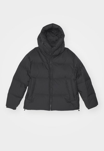 Chaqueta de abrigo negra, con capucha, cierre frontal de cremallera, grandes secciones rellenas de plumas y dos bolsillos frontales con una textura suave y ligera.