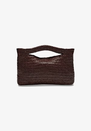 Sac à main en cuir tressé marron avec une poignée supérieure arrondie et une silhouette ouverte, présentant une surface texturée et un design épuré et minimaliste.