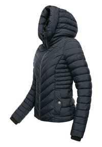 Marineblauwe pufferjack met capuchon, voorzien van chevronstiksels, ritssluiting, geribde boorden en een logopatch op de mouw.
