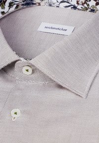 Chemise blanche à motif circulaire petit, boutons blancs, col intérieur floral, avec une étiquette de marque "seidensticker".