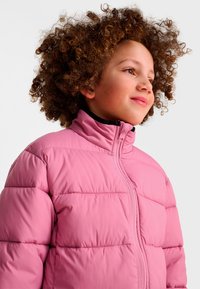 Rosa puffjacka med dragkedja, hög krage och kviltat mönster. Mjuk textur med lätt känsla och utan synliga mönster.