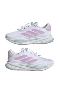 Zapatillas deportivas ligeras blancas con acentos en lavanda, parte superior de malla, distintivo logo de tres rayas, cordones elásticos y suela acolchada.