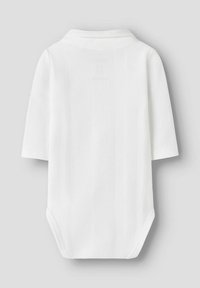 Body bianco a maniche lunghe con colletto polo, realizzato in materiale liscio, con un motivo testurizzato e chiusure a pressione nella parte inferiore.