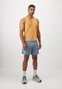 HOKA AIROLITE RUN TANK - Topp - solar flare
