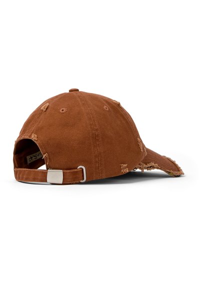 Gorra de béisbol de algodón marrón con un diseño desgastado, que cuenta con una visera curva, correa ajustable con hebilla de metal y bordes deshilachados.