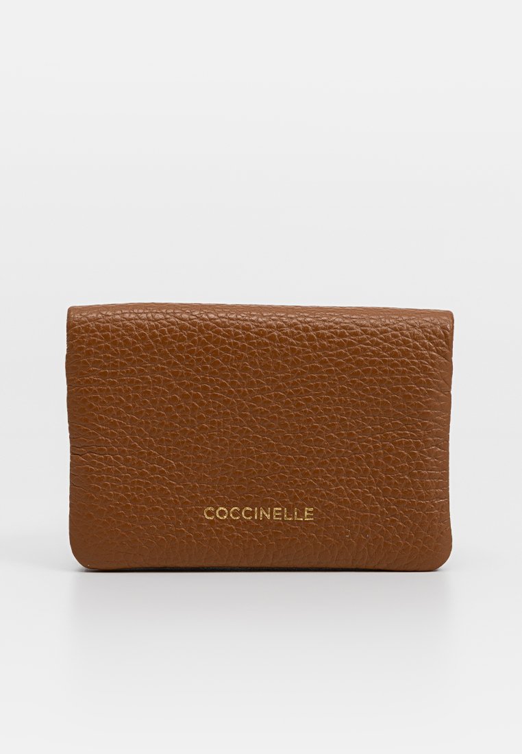 Braune Lederbörse mit strukturiertem Finish, auf der Vorderseite mit einem goldenen, eingeprägten Logo "Coccinelle" versehen. Kompakte rechteckige Form.