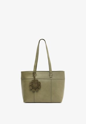 Olivgrön läder tote-väska med två långa handtag, som har en dekorativ blomsterberlock och rena, strukturerade linjer.