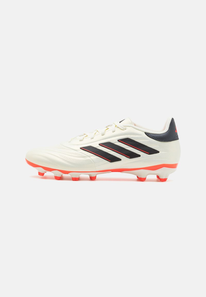 Scarpe da calcio con tomaia crema, strisce nere e dettagli rossi. Presentano una superficie texture e sei tacchetti rossi per una migliore aderenza.