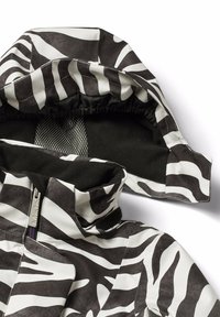 Sort og hvid zebra-mønsteret jakke med hætte, elastisk kant, blødt fleece-fór og et mesh-panel for åndbarhed. Lynlåsdetalje synlig.