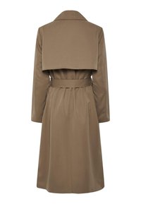 Brun trenchcoat med stor bakklaff, belte i midjen, lange ermer og jevn stofftekstur, som viser et klassisk design.