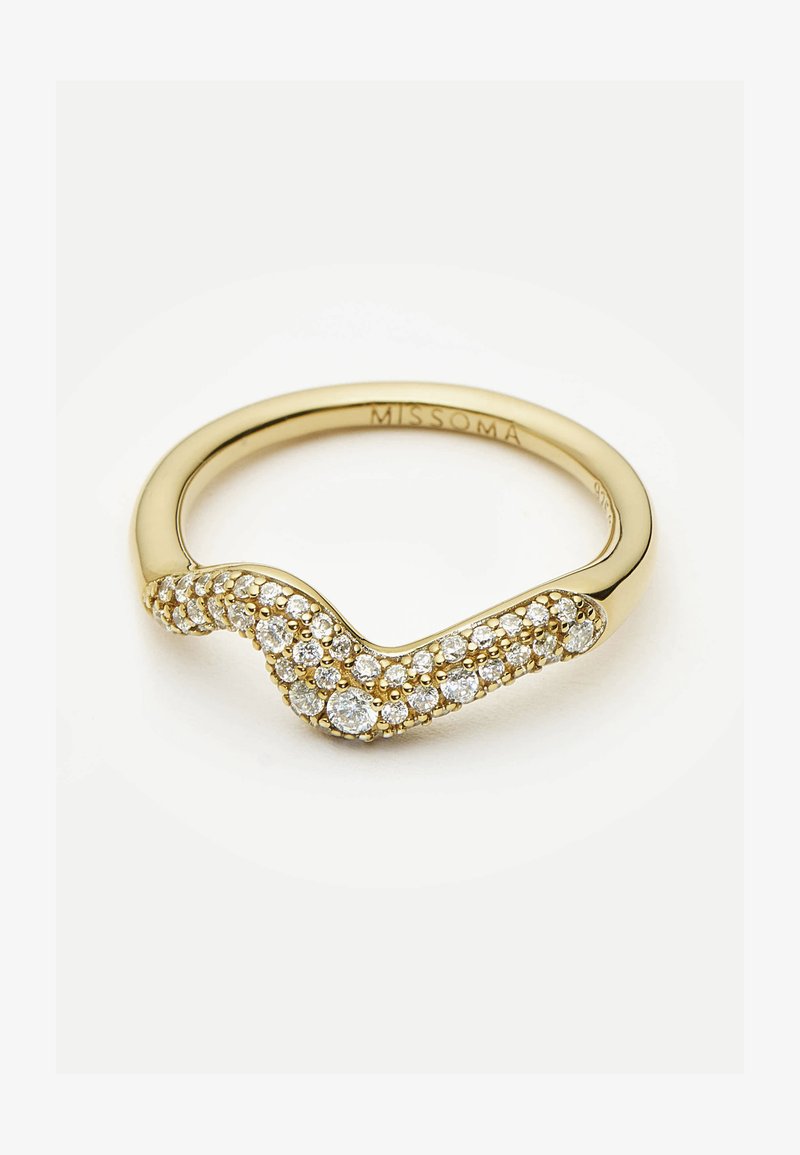 Kuldsõrmus lainelise disainiga, kaunistatud mitmete selgete rhinestone'idega. Sile metallist bänd koos tekstuuriga kivide aktsentidega. Bränd on graveeritud sisse.