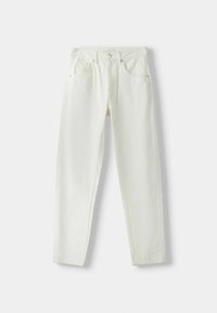 Los pantalones vaqueros de denim blanco presentan un corte recto, diseño de cinco bolsillos, cierre de botón de metal y costuras visibles para un aspecto estructurado.