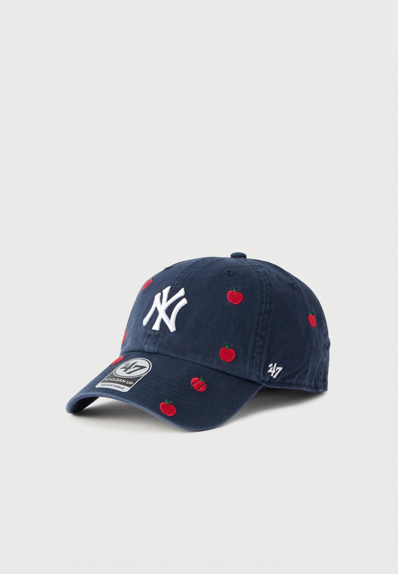 Granatowa czapka z białym haftowanym logo New York Yankees, ozdobiona małym czerwonym haftem jabłka, regulowany pasek, materiał bawełniany.