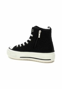 Sneaker alta nera in tessuto a maglia texturizzato, con lacci bianchi, una cerniera laterale e una suola bianca spessa con una striscia nera di design.