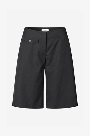 Čierne krátke nohavice na mieru z hladkej tkaniny, s bočným vreckom so zapínaním na gombík a širokým strihom nohavíc pre pohodlný vzhľad.