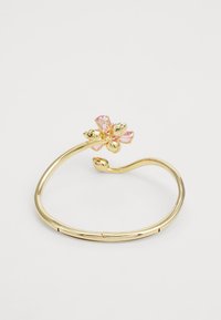 Bracciale a manica in oro con un design floreale e accenti rosa. Il bracciale ha una superficie liscia e lucida e una forma flessibile.
