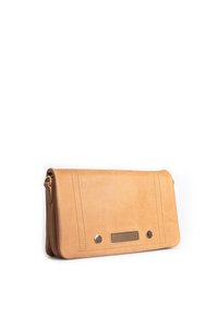 Tan leren clutch met een rechthoekige vorm, voorzien van zichtbare stiksels, twee metalen accenten en een textuurdetail van gaas aan de voorkant.