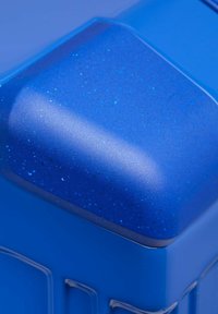 Leuchtend blauer Aufbewahrungsbehälterecke mit glatter, glänzender Oberfläche und dezenten Sprenkeln. Verfügt über eine abgerundete Kante und ein geometrisches Design.