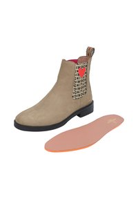 Beżowy zamszowy botek za kostkę z czarną podeszwą, z wzorzystą elastyczną wstawką w kolorze beżowym i czerwonym oraz wyjmowaną wkładką w kolorze brzoskwiniowym.