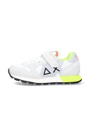 Weiß-grauer Sneaker mit schwarzem Symbol an der Seite, neongelber Ferse und Futter, Schnürung mit zusätzlichem weißem Klettverschluss.